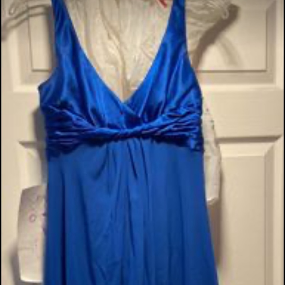Size 4 blue dress, goes below the knee. Beautiful dress.